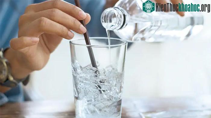 Uống đủ nước mỗi ngày