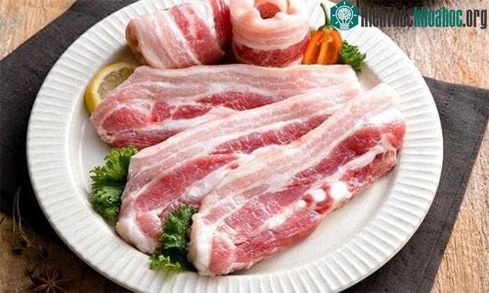Chọn thịt ba rọi màu trắng hồng tự nhiên.