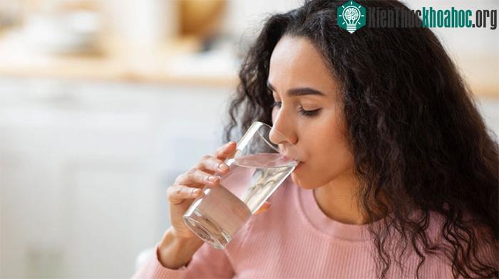 Nghỉ ngơi, uống đủ nước và ăn nhẹ sẽ giúp lấy lại sức sau khi bị say xe