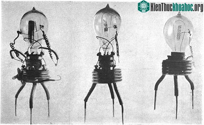 Các ống chân không đầu tiên của John A. Fleming.