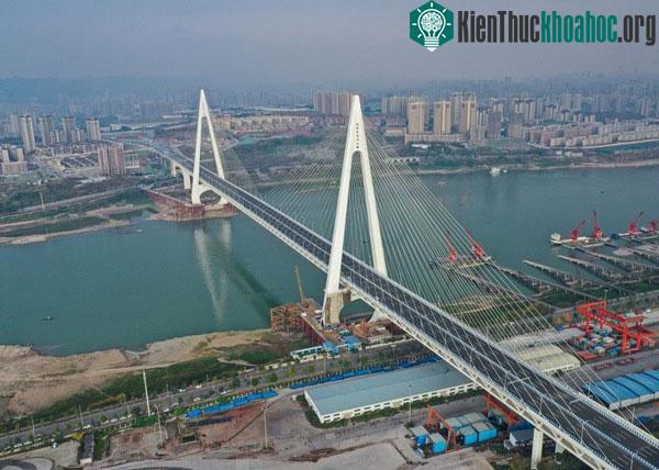 Cầu Bạch Cư Tự vượt sông Dương Tử.