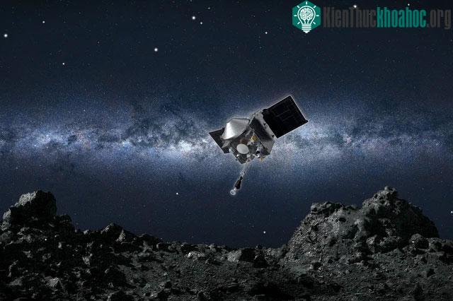 Tàu vũ trụ OSIRIS-REx bay phía trên bề mặt Bennu