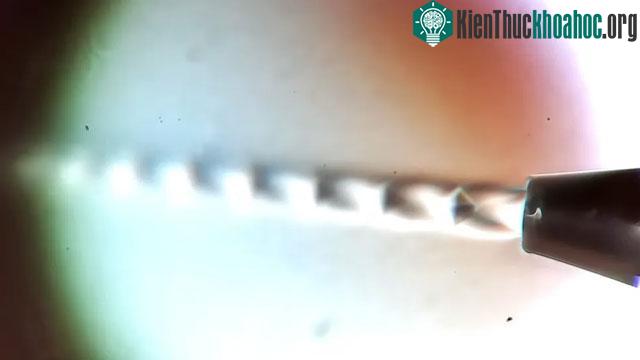 Luồng khí phun ra từ bình xịt khí nén có thể đạt tới tốc độ siêu âm