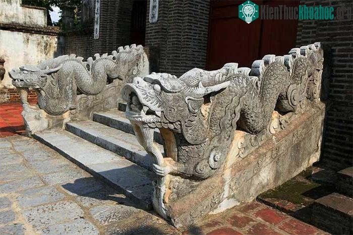 Cặp rồng đá thành bậc đền Thượng (Cổ Loa).