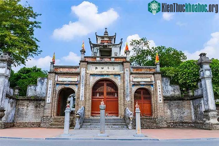 Cặp rồng đá nằm trong quần thể Khu di tích Cổ Loa.