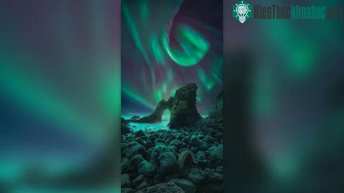 Stefano Pellegrini đã chụp được vòng xoáy cực quang tuyệt đẹp này ở Gatklettur, Iceland.