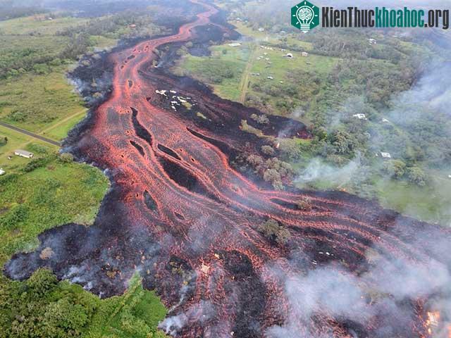 Magma chứa một lượng lớn các chất có tính axit và kiềm