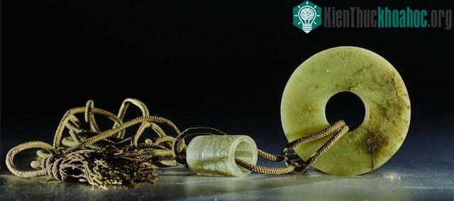 Tìm thấy vật thể hình tròn trong mộ cổ, chuyên gia bối rối: "Thứ này không thể xuất hiện ở đây!" ảnh 2