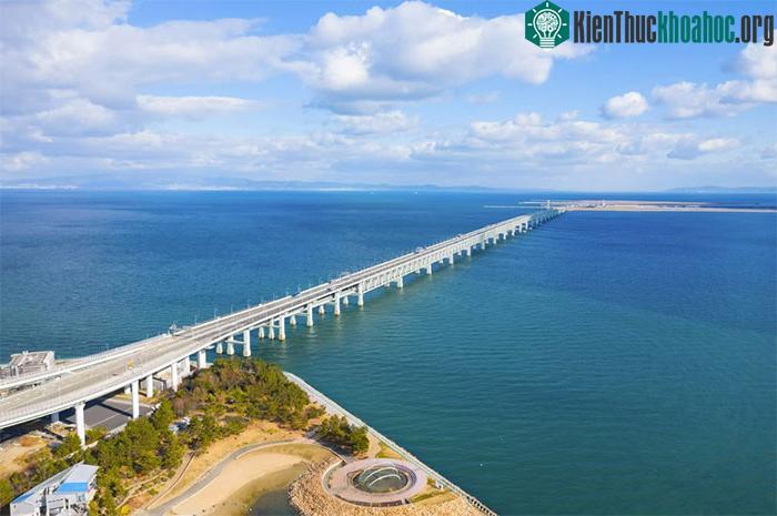 Hòn đảo được chia thành hai khu vực cho mỗi tòa nhà sân bay - nhà ga số 1 và nhà ga số 2.