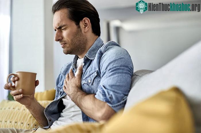 Trào ngược dạ dày thực quản cũng khiến miệng có vị chua, đau ngực...