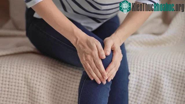 Đêm là thời gian ít vận động nên các khớp dễ bị cứng và gây ra cảm giác đau hơn