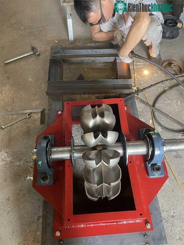 Bộ phận gáo nước lấy động năng từ nước suối.