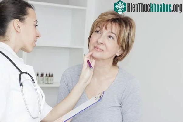 Người bị chèn ép tim cũng có thể bị giãn tĩnh mạch ở cổ do máu ứ đọng trong tĩnh mạch