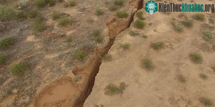Khe nứt lớn dài 3,2km xuất hiện ở sa mạc phía nam Arizona