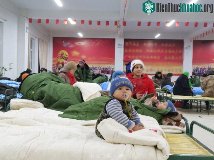 Người dân được sơ tán đến khu vực an toàn sau rung chấn kinh hoàng.