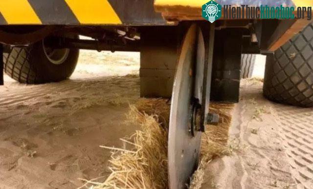 Cỗ xe này được thiết kế để giúp người dân ở vùng sa mạc quản lý cát, trồng cây.