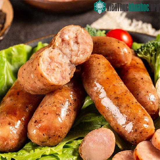 Lạp xưởng nướng đá hay còn có tên gọi khác là xúc xích Hà Khẩu