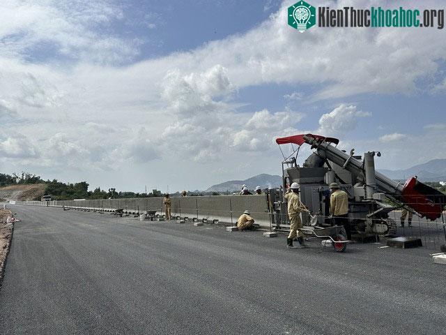 Công nhân điều khiển máy tự động thi công dải phân cách giữa.
