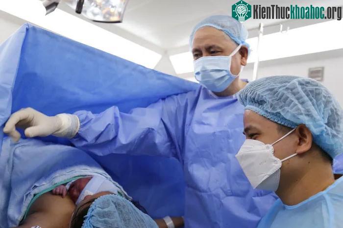 Giám đốc Bệnh viện Từ Dũ là phẫu thuật viên chính.