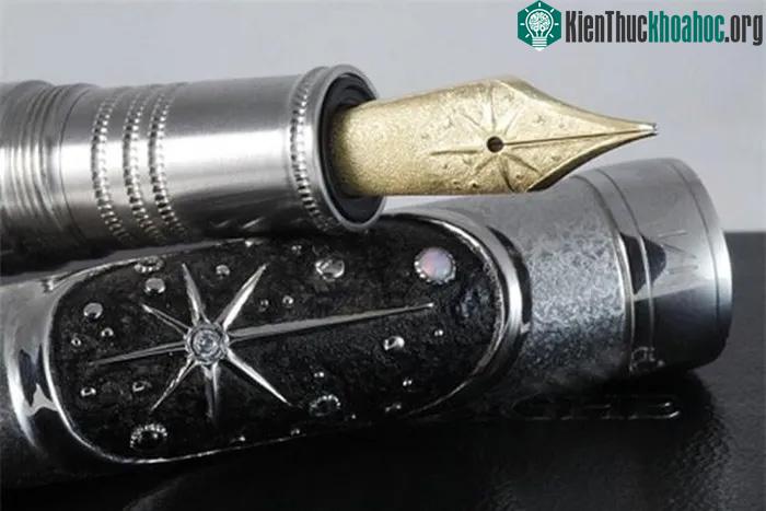 Bút Star sky có giá 210 triệu đồng.