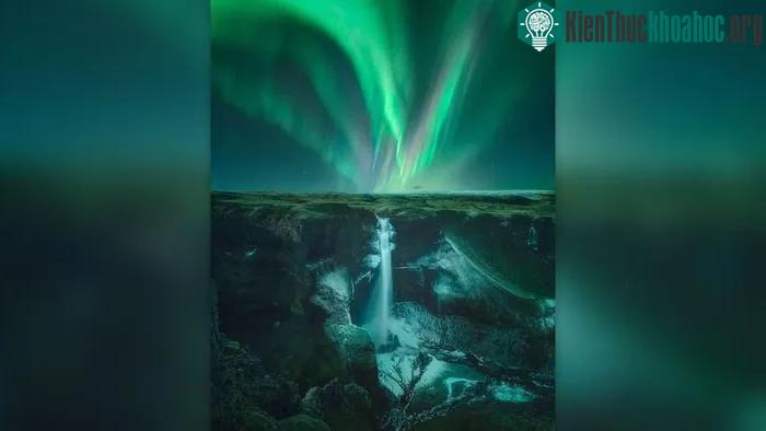 Mạch nước phun ánh sáng xanh này được chụp bởi Luis Cajete trên thác Haifoss của Iceland.