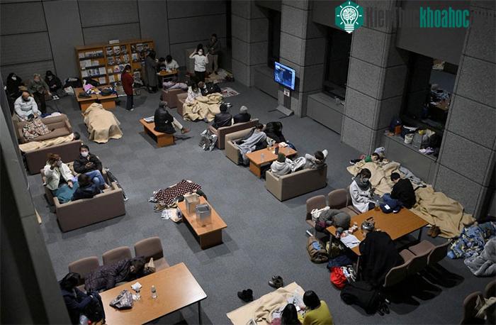 Người dân được sơ tán đến tòa nhà chính quyền ở Kanazawa, tỉnh Ishikawa.