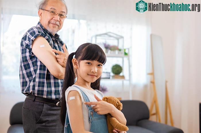Tiêm phòng cúm là biện pháp giúp mỗi cá nhân và gia đình an tâm tận hưởng mùa lễ hội.