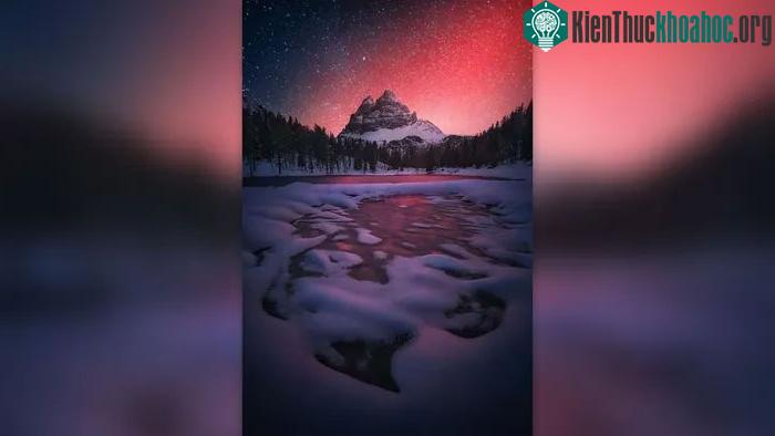 Sự kiện mặt trời đỏ rực rỡ này, được chụp bởi William Preite trên Dolomites ở Ý