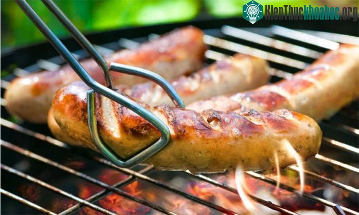Theo khuyến nghị thì bạn không nên ăn quá 2 cây lạp xưởng nướng đá trong một ngày
