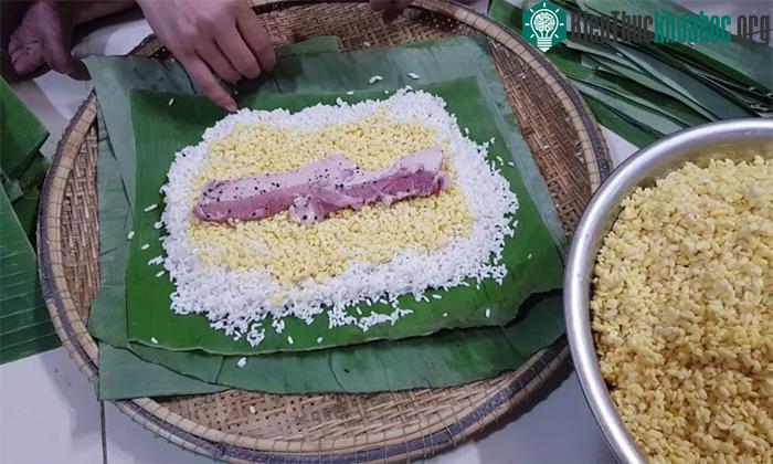 Gói bánh tét bằng lá chuối.