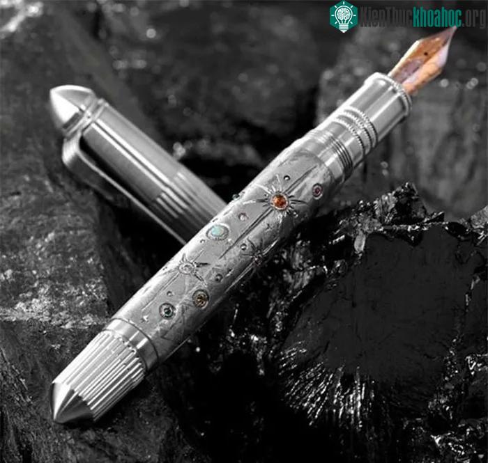 Bút Space & Earth được bán với giá 252 triệu đồng.