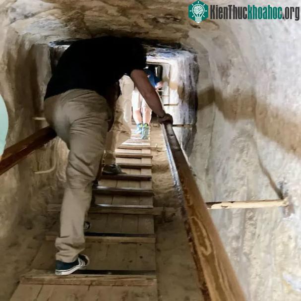 Bên trong kim tự tháp Ai Cập trông như thế nào? Du khách đúc kết 1 câu khiến ai cũng bất ngờ! ảnh 3