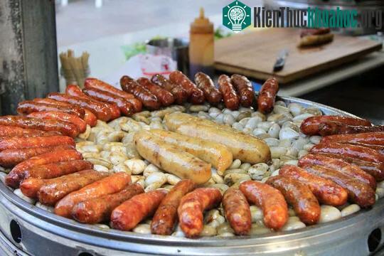 Bệnh nhân gút nên hạn chế tiêu thụ lạp xưởng nướng đá.