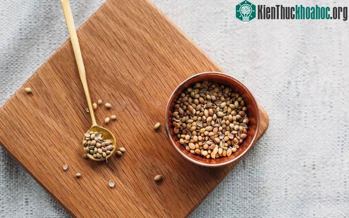 Không nên dùng hạt mùi quá mức để tránh các tác dụng phụ không mong muốn.