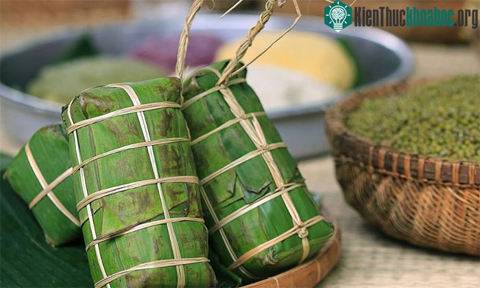 Bánh tét gói bằng lá chuối có hình ảnh đẹp mắt.