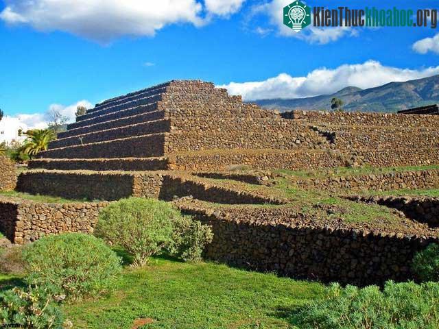 Kim tự tháp trên đảo Tenerife, quần đảo Canary.