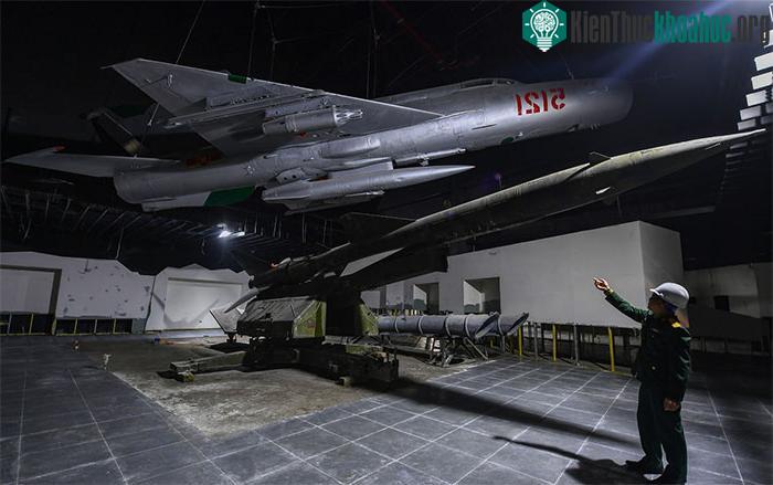 Máy bay chiến đấu MiG-21 số hiệu 5121 do anh hùng Phạm Tuân điều khiển