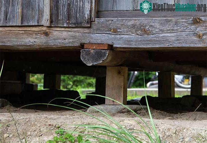 Cột chống địa chấn được sử dụng trong thiết kế nhà gỗ cổ ở Miyama, tỉnh Kyoto.