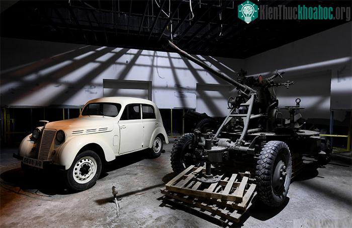 Chiếc ôtô màu trắng sữa hiệu Renault Juvaquatre