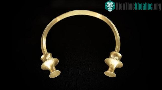 Dây chuyền vàng lộ ra sau vụ lở đất ở Tây Ban Nha