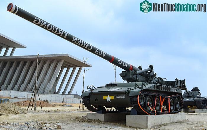 Pháo tự hành và xe tăng trưng bày trong khuôn viên bảo tàng.