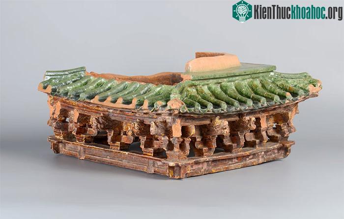Các cấu kiện hoành, rui, lá mái được phủ men vàng sắc đậm.