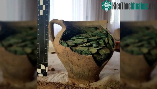 Đồng xu được giấu trong bình đất sét ở Ba Lan