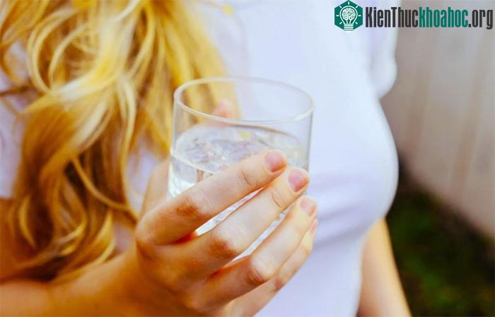 Súc miệng nước muối có thể mang lại lợi ích cho khoang miệng nếu thực hiện đúng cách.