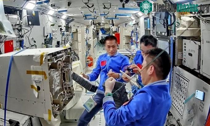 Phi hành đoàn Thần Châu 17 làm việc trong trạm Thiên Cung.