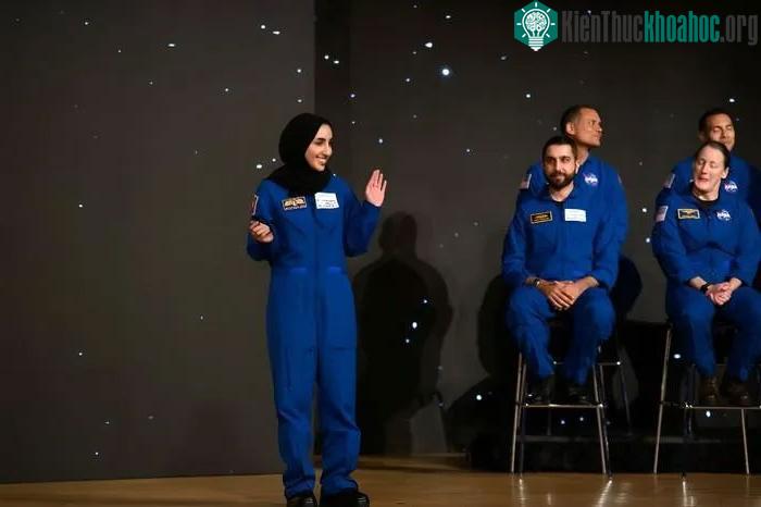 Nora Al Matrooshi (bìa phải) trong lễ tốt nghiệp tại Trung tâm Vũ trụ Johnson ở Houston