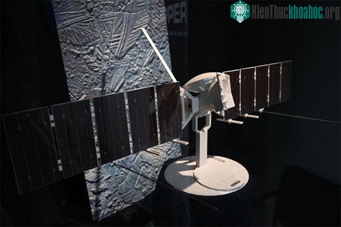 Mô hình tàu vũ trụ Europa Clipper tại phòng thí nghiệm của NASA ở California, Mỹ