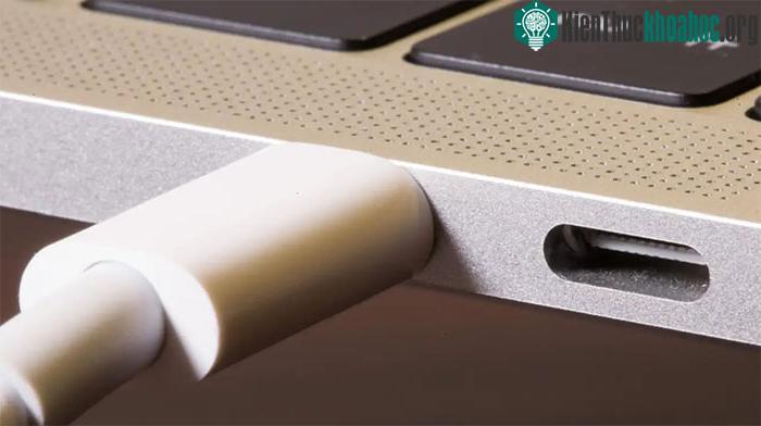 Trạng thái sạc đầy này gây ra rất nhiều tác động xấu cho pin laptop của bạn.
