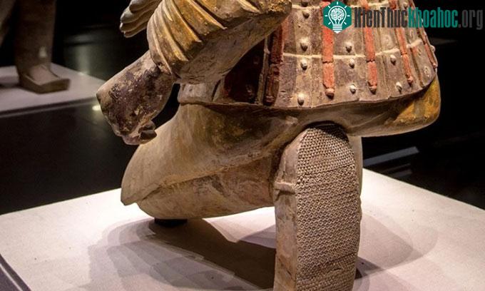 Phần đế giày của chiến binh đất nung.