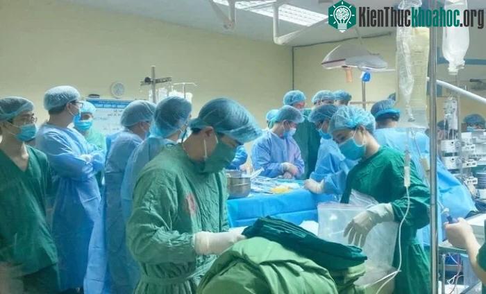 Các bác sĩ lấy tạng hiến tại Bệnh viện Việt Nam-Thụy Điển Uông Bí, tỉnh Quảng Ninh.&nbsp;